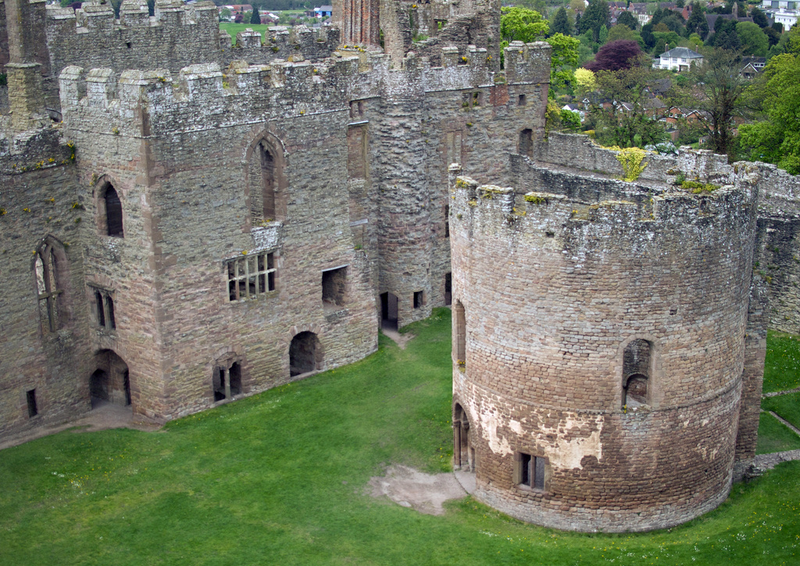 Castillo de Ludlow, con el santuario a María Magdalena a la derecha. Foto: Wikipedia